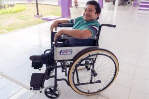 Moises Misael y su hermano Santiago recorren Valladolid, mostrando que el amor fraterno y el apoyo del DIF Yucatán mejoran calidad de vida de personas con discapacidad.