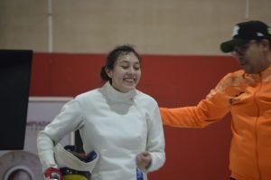 La atleta Miranda Carolina Macias de Nuevo León, demuestra su felicidad, al haber ganado la medalla de oro en la rama femenil juvenil, en la modalidad Espada, luego de un reñido combate.