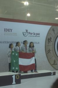 Equipos varoniles e infantiles de Yucatán posan con orgullo tras ganar medallas de bronce en las competencias de florete y sable.