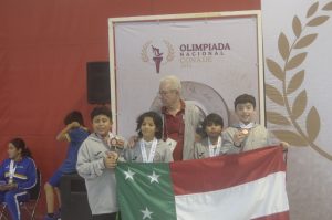 Atletas yucatecos celebran tras conocer que Yucatán obtuvo medallas en Esgrima durante la Olimpiada Nacional CONADE 2025.