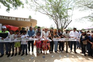 La Presidenta Municipal de Mérida Cecilia Patrón Laviada, corta el listón, en la inauguración del Felinario ``Balam, Balam´´, en el Zoológico Animaya.