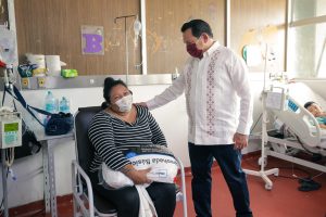 El gobernador Joaquín Díaz Mena entrega sillas cama para dignificar espacios en el Hospital O’Horán y brindar mayor comodidad a familiares de pacientes pediátricos.