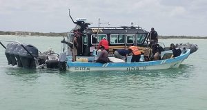 Autoridades aseguran lancha sin permisos durante operativo donde frenaron pesca furtiva en Yucatán.