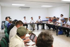 Autoridades educativas y representantes del magisterio firman el acuerdo que garantiza que reanudarán las clases este lunes en Yucatán, tras varios días de diálogo y negociación.