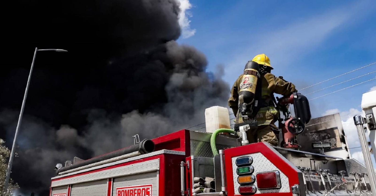 Incendió en Periférico de Mérida fue sofocado tras intensa labor