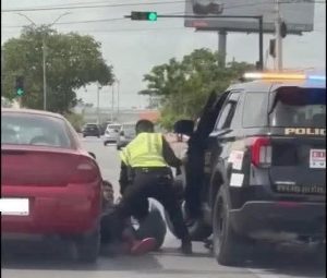 Narcomenudistas detenidos en el poniente de Mérida tras un operativo coordinado entre la SSP y el C5i; fueron aseguradas sustancias ilegales y un vehículo relacionado con el narcomenudeo.