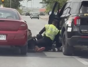 Elementos de la Policía Estatal lograron la captura tras una persecución en calles del poniente de Mérida; capturaron a “tiradores” de droga que intentaron evadir a las autoridades.