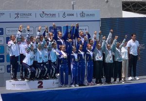 Las nadadoras yucatecas del equipo juvenil muestran con orgullo sus medallas, demostrando que Yucatán sigue brillando en la Olimpiada Nacional.