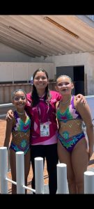 Constanza Albornoz y Karen Estrada celebran en lo más alto del podio tras sumar dos preseas doradas para alcanzar las 39 medallas de oro para Yucatán en la Olimpiada Nacional CONADE 2025.