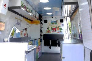 El Nutrimóvil equipado con utensilios adaptados permite a las niñas y niños aprender a cocinar de forma segura y divertida, impulsando la Alimentación saludable con el Nutrimóvil.
