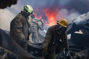 Bomberos y personal de emergencia lograron controlar las intensas llamas que consumían la bodega a un costado del Periférico; el incendio fue sofocado tras una rápida y coordinada intervención.