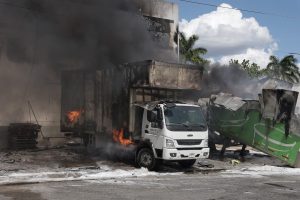 Una trabajadora resultó con quemaduras tras una explosión durante el incendio en el Periférico de Mérida; fue atendida de inmediato por paramédicos en el lugar.