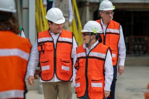  La directora general de la CFE, Emilia Calleja Alor, y el gobernador Joaquín Díaz Mena supervisan los avances de la planta Mérida IV, clave en el plan energético del sureste.