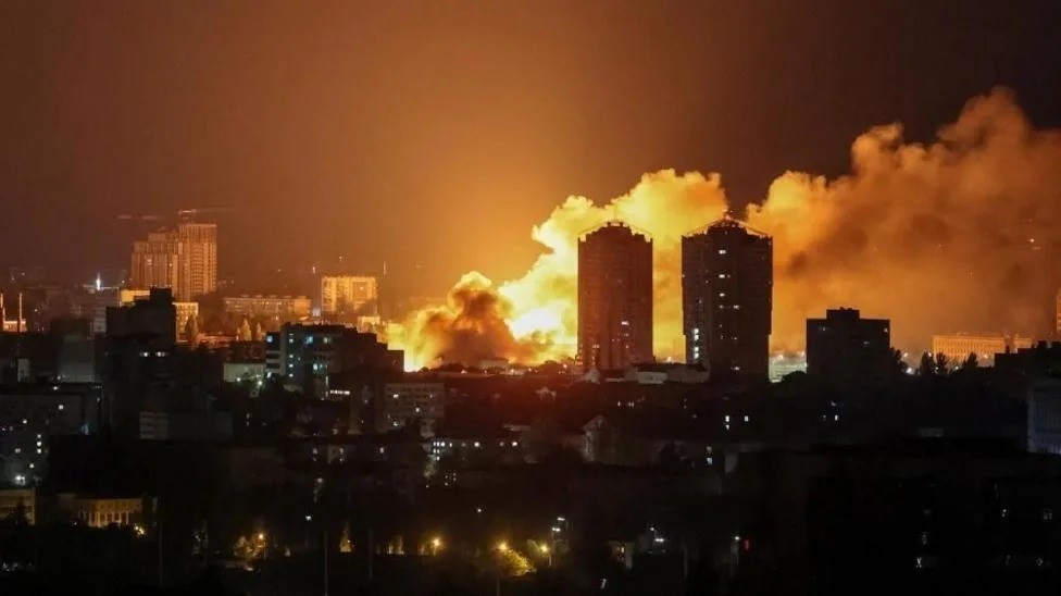 Rusia lanza ataque masivo a Ucrania con drones y misiles en represalia por la Operación Telaraña