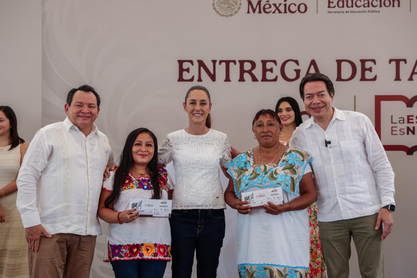 La Presidenta Sheinbaum y Joaquín Díaz Mena entregan apoyos de "La Escuela es Nuestra" en Izamal