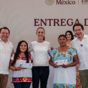 La Presidenta Sheinbaum y Joaquín Díaz Mena entregan apoyos de "La Escuela es Nuestra" en Izamal