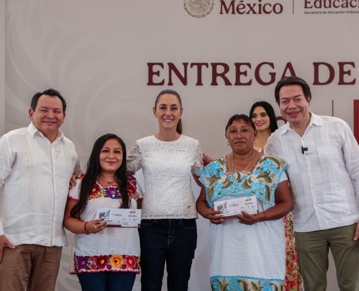 La Presidenta Sheinbaum y Joaquín Díaz Mena entregan apoyos de "La Escuela es Nuestra" en Izamal