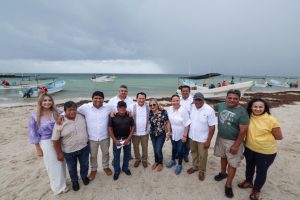 El Gobernador Joaquín Díaz Mena entrega chalecos salvavidas y radios marinos como parte del programa Seguridad en el Mar, fortaleciendo la protección de pescadores en altamar.