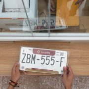 Más de 65 mil trámites concluidos y más de 70 millones de pesos ahorrados gracias a estímulos fiscales Mérida, Yucatán, 29 de junio de 2025.– En su primer mes de implementación, el proceso de reemplacamiento vehicular en Yucatán ha sido un éxito, con más de 65 mil trámites concluidos de forma exitosa, informó la Secretaría de Administración y Finanzas (SAF) del Gobierno del Estado. Trámite ágil y con buena respuesta ciudadana El titular de la SAF, Juan Sánchez Álvarez, destacó que el nuevo esquema se diseñó bajo un modelo ágil, moderno y eficiente, superando las expectativas presupuestales y facilitando el cumplimiento de la disposición legal para la renovación de placas vehiculares en 2025. “La ciudadanía ha respondido de forma ejemplar y, gracias a los estímulos fiscales impulsados por el Gobernador Joaquín Díaz Mena, ya se han generado ahorros superiores a 70 millones de pesos”, indicó Sánchez Álvarez. Inteligencia artificial agiliza el trámite El proceso de reemplacamiento incluye la utilización de tecnología con inteligencia artificial, que permite a las y los ciudadanos precargar y validar documentos desde casa, eliminando la necesidad de presentar copias físicas en los módulos. Actualmente, la Secretaría de Seguridad Pública (SSP) ha habilitado 12 módulos en total: seis en Mérida y seis en el interior del estado. Más del 85% paga en línea El sistema ha demostrado ser estable e ininterrumpido, lo que ha permitido que más del 85% de los usuarios realicen su pago en línea, agenden cita y completen el trámite en cuestión de minutos. Además, hay atención prioritaria para adultos mayores. ¿Cómo funciona el proceso? Precarga y validación digital de documentos. Pago en línea y generación de cita con código QR. Entrega presencial únicamente para recibir las nuevas placas. Programa "Ponte al Día" benefició a 58 mil personas Previo al reemplacamiento, el Gobierno implementó el programa "Ponte al Día" entre enero y mayo, otorgando condonaciones en multas y recargos, así como descuentos del 100% en derechos por vehículos foráneos y cambio de propietario. Este esfuerzo permitió actualizar y fortalecer el padrón vehicular estatal. Compromiso con la modernización Con estas acciones, el Gobierno del Renacimiento Maya reafirma su compromiso con la eficiencia administrativa, la modernización de servicios públicos y el ahorro para las familias yucatecas.