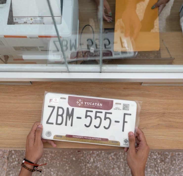 Más de 65 mil trámites concluidos y más de 70 millones de pesos ahorrados gracias a estímulos fiscales Mérida, Yucatán, 29 de junio de 2025.– En su primer mes de implementación, el proceso de reemplacamiento vehicular en Yucatán ha sido un éxito, con más de 65 mil trámites concluidos de forma exitosa, informó la Secretaría de Administración y Finanzas (SAF) del Gobierno del Estado. Trámite ágil y con buena respuesta ciudadana El titular de la SAF, Juan Sánchez Álvarez, destacó que el nuevo esquema se diseñó bajo un modelo ágil, moderno y eficiente, superando las expectativas presupuestales y facilitando el cumplimiento de la disposición legal para la renovación de placas vehiculares en 2025. “La ciudadanía ha respondido de forma ejemplar y, gracias a los estímulos fiscales impulsados por el Gobernador Joaquín Díaz Mena, ya se han generado ahorros superiores a 70 millones de pesos”, indicó Sánchez Álvarez. Inteligencia artificial agiliza el trámite El proceso de reemplacamiento incluye la utilización de tecnología con inteligencia artificial, que permite a las y los ciudadanos precargar y validar documentos desde casa, eliminando la necesidad de presentar copias físicas en los módulos. Actualmente, la Secretaría de Seguridad Pública (SSP) ha habilitado 12 módulos en total: seis en Mérida y seis en el interior del estado. Más del 85% paga en línea El sistema ha demostrado ser estable e ininterrumpido, lo que ha permitido que más del 85% de los usuarios realicen su pago en línea, agenden cita y completen el trámite en cuestión de minutos. Además, hay atención prioritaria para adultos mayores. ¿Cómo funciona el proceso? Precarga y validación digital de documentos. Pago en línea y generación de cita con código QR. Entrega presencial únicamente para recibir las nuevas placas. Programa "Ponte al Día" benefició a 58 mil personas Previo al reemplacamiento, el Gobierno implementó el programa "Ponte al Día" entre enero y mayo, otorgando condonaciones en multas y recargos, así como descuentos del 100% en derechos por vehículos foráneos y cambio de propietario. Este esfuerzo permitió actualizar y fortalecer el padrón vehicular estatal. Compromiso con la modernización Con estas acciones, el Gobierno del Renacimiento Maya reafirma su compromiso con la eficiencia administrativa, la modernización de servicios públicos y el ahorro para las familias yucatecas.