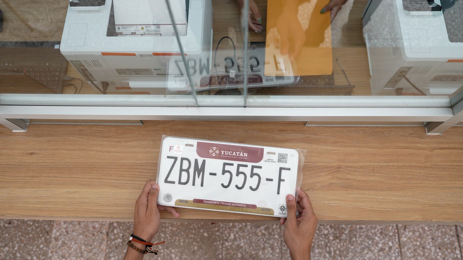 Más de 65 mil trámites concluidos y más de 70 millones de pesos ahorrados gracias a estímulos fiscales Mérida, Yucatán, 29 de junio de 2025.– En su primer mes de implementación, el proceso de reemplacamiento vehicular en Yucatán ha sido un éxito, con más de 65 mil trámites concluidos de forma exitosa, informó la Secretaría de Administración y Finanzas (SAF) del Gobierno del Estado. Trámite ágil y con buena respuesta ciudadana El titular de la SAF, Juan Sánchez Álvarez, destacó que el nuevo esquema se diseñó bajo un modelo ágil, moderno y eficiente, superando las expectativas presupuestales y facilitando el cumplimiento de la disposición legal para la renovación de placas vehiculares en 2025. “La ciudadanía ha respondido de forma ejemplar y, gracias a los estímulos fiscales impulsados por el Gobernador Joaquín Díaz Mena, ya se han generado ahorros superiores a 70 millones de pesos”, indicó Sánchez Álvarez. Inteligencia artificial agiliza el trámite El proceso de reemplacamiento incluye la utilización de tecnología con inteligencia artificial, que permite a las y los ciudadanos precargar y validar documentos desde casa, eliminando la necesidad de presentar copias físicas en los módulos. Actualmente, la Secretaría de Seguridad Pública (SSP) ha habilitado 12 módulos en total: seis en Mérida y seis en el interior del estado. Más del 85% paga en línea El sistema ha demostrado ser estable e ininterrumpido, lo que ha permitido que más del 85% de los usuarios realicen su pago en línea, agenden cita y completen el trámite en cuestión de minutos. Además, hay atención prioritaria para adultos mayores. ¿Cómo funciona el proceso? Precarga y validación digital de documentos. Pago en línea y generación de cita con código QR. Entrega presencial únicamente para recibir las nuevas placas. Programa "Ponte al Día" benefició a 58 mil personas Previo al reemplacamiento, el Gobierno implementó el programa "Ponte al Día" entre enero y mayo, otorgando condonaciones en multas y recargos, así como descuentos del 100% en derechos por vehículos foráneos y cambio de propietario. Este esfuerzo permitió actualizar y fortalecer el padrón vehicular estatal. Compromiso con la modernización Con estas acciones, el Gobierno del Renacimiento Maya reafirma su compromiso con la eficiencia administrativa, la modernización de servicios públicos y el ahorro para las familias yucatecas.