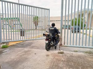 Guardias de seguridad del hospital detectaron a los presuntos delincuentes que intentaron robar el cajero automático y alertaron a las autoridades.