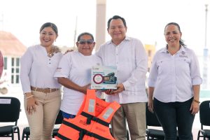 Pescadoras y pescadores reciben equipos de seguridad en El Cuyo, fortaleciendo su protección y condiciones laborales gracias al impulso del Gobierno de Yucatán.