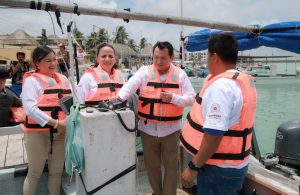 El Gobernador Joaquín Díaz Mena entrega chalecos salvavidas y radios a pescadores de Río Lagartos como parte del programa Seguridad en el Mar, reforzando la seguridad en altamar.