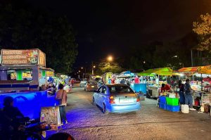 Visitantes hacen fila para disfrutar los famosos esquites en el Parque de Las Américas, una parada obligada entre los parques de Mérida para pasear en vacaciones.