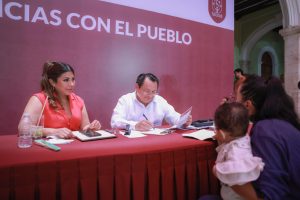 El Gobernador Joaquín Díaz Mena escucha y atiende las necesidades de los yucatecos durante las Audiencias Con el Pueblo, reafirmando su compromiso con un gobierno cercano y sensible.