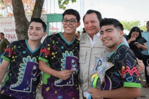 Estudiantes y docentes de la primaria “Adolfina Cardeña Marín de Arceo” celebran la próxima construcción de aulas climatizadas y espacios renovados que mejorarán su experiencia educativa.