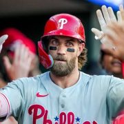 Bryce Harper explota contra Rob Manfred por el limite salarial: “¡PUEDES LARGARTE DEL VESTIDOR!”