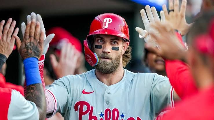 Bryce Harper explota contra Rob Manfred por el limite salarial: “¡PUEDES LARGARTE DEL VESTIDOR!”