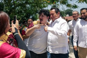 Joaquín Díaz Mena durante la entrega de apoyos del programa “Cobay de 10”, impulsando el bachillerato en Yucatán con una inversión histórica.
