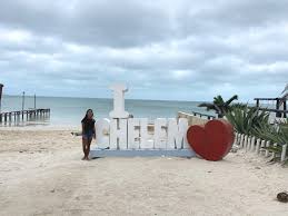 Chelem, una de las playas yucatecas para vacacionar en familia, destaca por su cercanía a Mérida y su ambiente tranquilo ideal para paseos en lancha y avistamiento de flamencos.