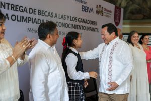 El gobernador Joaquín Díaz Mena entregó reconocimientos y becas a estudiantes destacados de Yucatán en el Palacio de Gobierno.