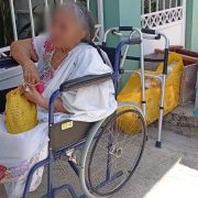 Abandono cruel: Dejan a una abuelita de 91 años sola en la calle en Mérida