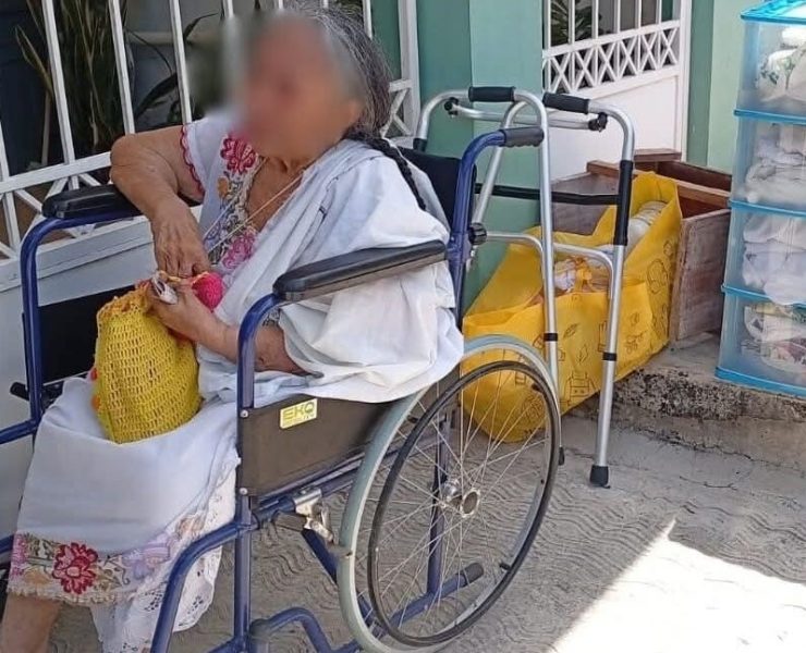 Abandono cruel: Dejan a una abuelita de 91 años sola en la calle en Mérida