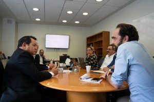 Gobernador Joaquín Díaz Mena durante la presentación de la estrategia en conjunto para mejorar el transporte en reunión con autoridades federales.