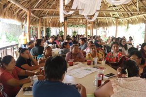 Participantes del taller "Economía Social y Solidaria" en Izamal, donde Morena reafirma su compromiso con la economía comunitaria y el desarrollo cooperativo.