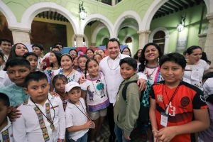 Niñas y niños de todo México se reúnen en el Palacio de Gobierno de Yucatán para celebrar la riqueza cultural en Yucatán con orgullo y alegría.