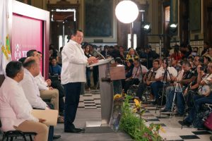 El Gobernador Joaquín Díaz Mena durante su mañanera, donde anunció los beneficios para el magisterio yucateco y reformas históricas al ISSTEY.