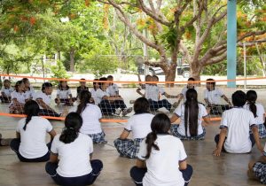 Adolescentes yucatecos participan con entusiasmo en actividades del programa “Verano en Movimiento”, donde se impulsan habilidades y valores en adolescentes a través del arte, el deporte y la convivencia.