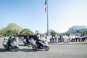 El gobernador Joaquín Díaz Mena da el banderazo de salida al Operativo Vacacional Verano 2025 desde el asta bandera monumental de Mérida.