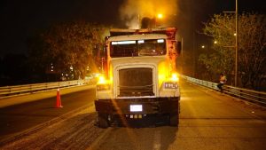 Personal de Incay trabajando durante los nuevos trabajos nocturnos en el Periférico de Mérida, mejorando la seguridad vial para miles de conductores.