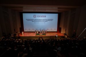 Autoridades estatales y científicas durante la presentación del programa que garantiza que Yucatán será consolidado como potencia científica.