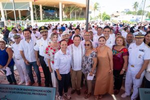 Pescadoras y pescadores de Progreso reciben radios de comunicación marina para reforzar su seguridad durante sus jornadas en altamar.