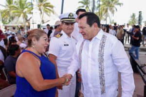 Autoridades estatales y beneficiarios del programa unidos en la entrega de equipo de seguridad para el sector pesquero en Progreso.