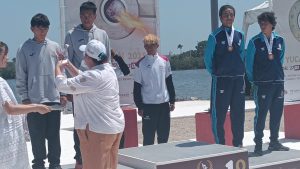 La Presidenta de la Federación de Remo fueron Arge Díez González, le coloca las medallas de plata a la dupla yucateca conformada por Getzael Martínez García y José Antonio Escalante Morales.