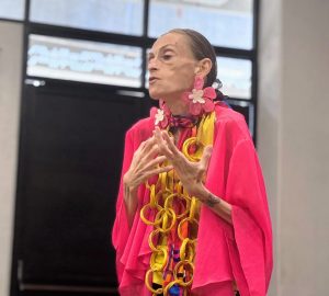 Sofía Hegel comparte su inspiradora conferencia con estudiantes de la UPY, motivándolos a actuar con propósito y confianza.